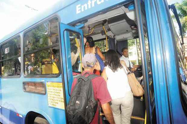 De volta à rotina: depois de domingo com surpresas na roleta, passageiros enfrentam começo de semana pagando novamente R$ 2,65 (Leandro Couri/EM/DA Press) De volta à rotina: depois de domingo com surpresas na roleta, passageiros enfrentam começo de semana pagando novamente R$ 2,65 (Leandro Couri/EM/DA Press)
