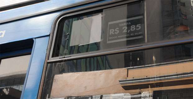 Tarifa reajustada foi cobrada ontem nos ônibus da capital, apesar de determinação da Justiça e da prefeitura (Paulo Filgueiras/EM/DA Press) Tarifa reajustada foi cobrada ontem nos ônibus da capital, apesar de determinação da Justiça e da prefeitura (Paulo Filgueiras/EM/DA Press)