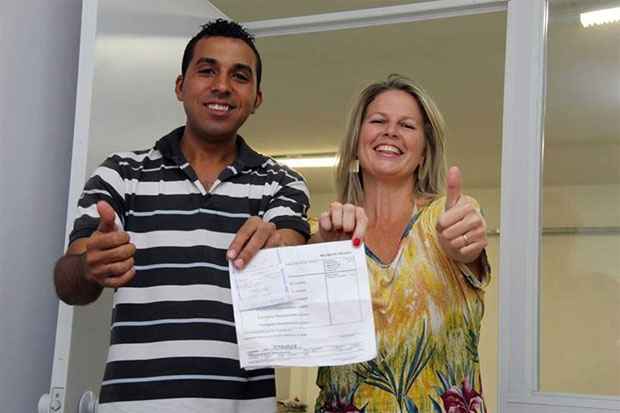 Marco Antônio da Silva encontrou e quitou as faturas de Karine Peyrot, que, sem perceber, havia deixado contas e dinheiro - cerca de R$ 600 - caírem na rua (Reprodução/Facebook) Marco Antônio da Silva encontrou e quitou as faturas de Karine Peyrot, que, sem perceber, havia deixado contas e dinheiro - cerca de R$ 600 - caírem na rua (Reprodução/Facebook)