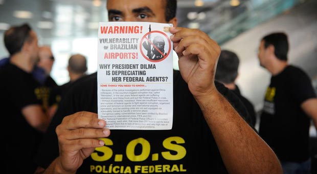 Agentes federais distribuem panfletos para passageiros em protesto no Aeroporto Santos Dumont. Clique para ampliar (Tânia Rêgo/Agência Brasil) Agentes federais distribuem panfletos para passageiros em protesto no Aeroporto Santos Dumont. Clique para ampliar (Tânia Rêgo/Agência Brasil)