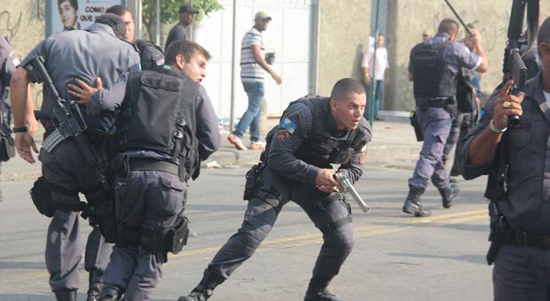 Policial carrega arma de fogo durante desocupação de prédio no Engenho Novo (Vladimir Platonow/Agência Brasil) Policial carrega arma de fogo durante desocupação de prédio no Engenho Novo (Vladimir Platonow/Agência Brasil)