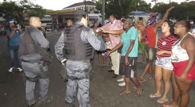 Moradores reclamam da truculência da polícia em desocupação de favela (Vladimir Platonow /Agência Brasil) Moradores reclamam da truculência da polícia em desocupação de favela (Vladimir Platonow /Agência Brasil)