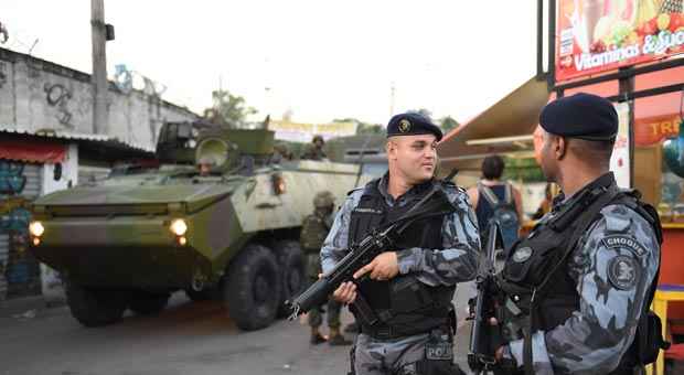 Tropas da Polícia e do exército estão estacionadas no Complexo da Maré até o fim da Copa do Mundo (CHRISTOPHE SIMON/AFP) Tropas da Polícia e do exército estão estacionadas no Complexo da Maré até o fim da Copa do Mundo (CHRISTOPHE SIMON/AFP)