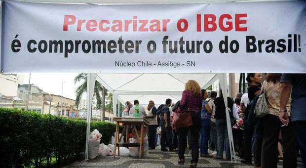 Manifestação dos funcionários do IBGE pela autonomia técnica e democratização do órgão (Tânia Rêgo/Agência Brasil) Manifestação dos funcionários do IBGE pela autonomia técnica e democratização do órgão (Tânia Rêgo/Agência Brasil)