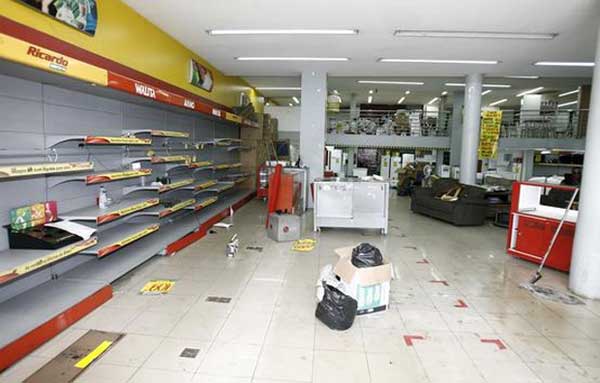 Loja de eletrodomésticos em Salvador foi uma das várias saqueadas por vândalos ((Luciano da Matta/Agência A Tarde/Estadão Conteúdo) Loja de eletrodomésticos em Salvador foi uma das várias saqueadas por vândalos ((Luciano da Matta/Agência A Tarde/Estadão Conteúdo)