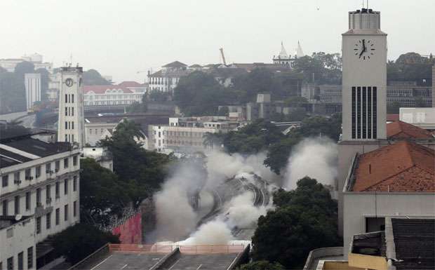 Cerca de 300 pessoas foram deslocadas do perímetro para a intervenção. Uma área de 150 metros de raio, isolada desde ontem para a demolição, só será reaberta na próxima quarta-feira (REUTERS/Ricardo Moraes) Cerca de 300 pessoas foram deslocadas do perímetro para a intervenção. Uma área de 150 metros de raio, isolada desde ontem para a demolição, só será reaberta na próxima quarta-feira (REUTERS/Ricardo Moraes)