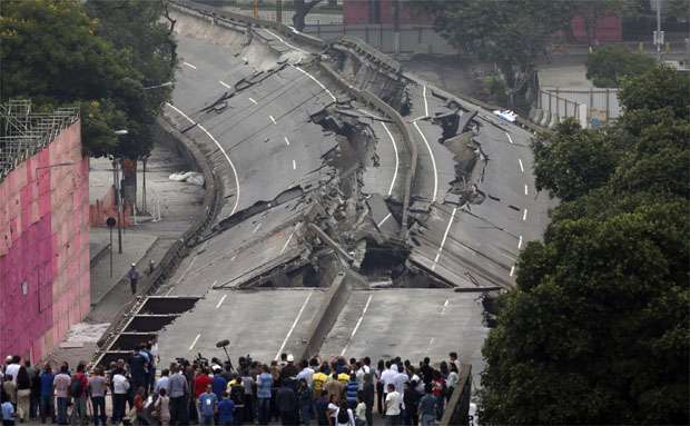 Ao todo serão cinco etapas até que todo o viaduto seja demolido. Ainda faltam cerca de 2 quilômetros do viaduto, construído na década de 1950 (REUTERS/Ricardo Moraes) Ao todo serão cinco etapas até que todo o viaduto seja demolido. Ainda faltam cerca de 2 quilômetros do viaduto, construído na década de 1950 (REUTERS/Ricardo Moraes)