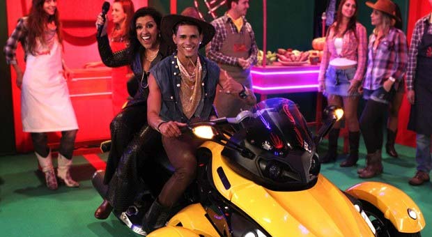 Douglas trabalhava como dançarino no programa Esquenta com a apresentadora Regina Case (Facebook/Reprodução) Douglas trabalhava como dançarino no programa Esquenta com a apresentadora Regina Case (Facebook/Reprodução)