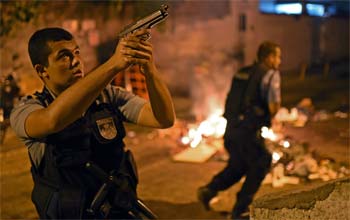 Policiais empunhavam armas letais durante repressão ao protesto realizado em Copacabana ( AFP PHOTO / CHRISTOPHE SIMON ) Policiais empunhavam armas letais durante repressão ao protesto realizado em Copacabana ( AFP PHOTO / CHRISTOPHE SIMON )