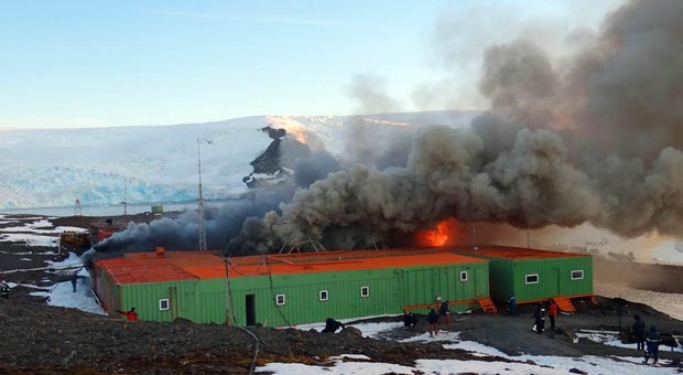 Incêndio na base militar brasileira Comandante Ferraz, na Antártica (Informadorchile/Divulgação) Incêndio na base militar brasileira Comandante Ferraz, na Antártica (Informadorchile/Divulgação)