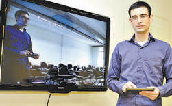 Ítalo Cunha conecta o conteúdo do tablet na televisão para compartilhar com seus alunos de ciência da
computação da UFMG (RAMON LISBOA/EM/D.A PRESS)