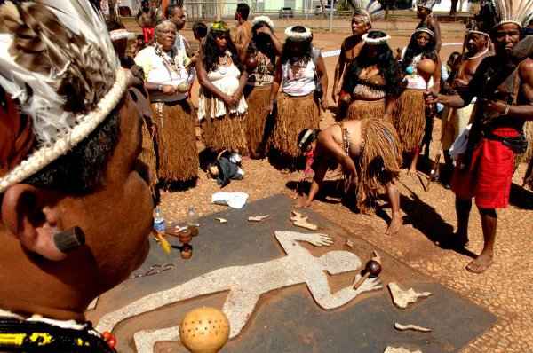 Índios fazem manifestação diante do Monumento Galdino: comoção e incredulidade desde o crime cometido em uma parada de ônibus (Carlos Vieira/CB/D.A Press - 24/9/08) Índios fazem manifestação diante do Monumento Galdino: comoção e incredulidade desde o crime cometido em uma parada de ônibus (Carlos Vieira/CB/D.A Press - 24/9/08)