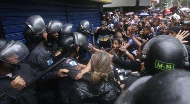 Manifestantes confrontam a polícia após enterro de DG (Ricardo Moraes/Reuters) Manifestantes confrontam a polícia após enterro de DG (Ricardo Moraes/Reuters)