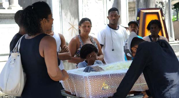 Amigos e familiares se despedem de Edilson Silva dos Santos, baleado na cabeça durante protesto contra a morte de Douglas Rafael da Silva (Fernando Frazão/Agência Brasil) Amigos e familiares se despedem de Edilson Silva dos Santos, baleado na cabeça durante protesto contra a morte de Douglas Rafael da Silva (Fernando Frazão/Agência Brasil)