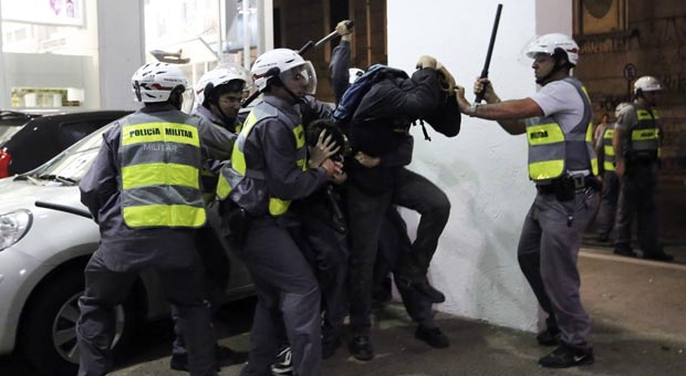 Polícia Militar paulista prende e agride manifestante acusado de ser 'black bloc' em protesto em agosto de 2013 (Nacho Doce/Reuters) Polícia Militar paulista prende e agride manifestante acusado de ser 'black bloc' em protesto em agosto de 2013 (Nacho Doce/Reuters)