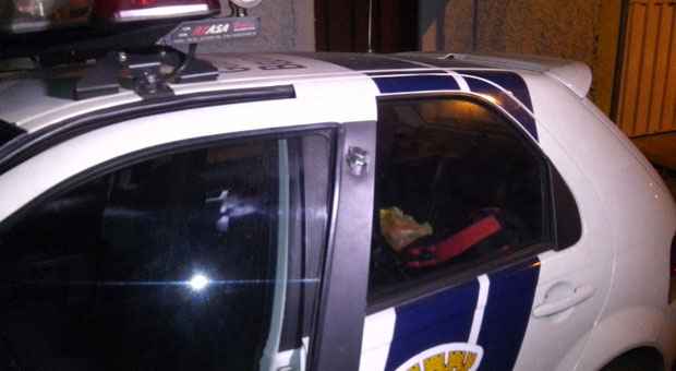 Tiro disparado de um revólver calibre 38 acertou a porta da viatura (Ilson Gomes/TV Alterosa/DA Press)