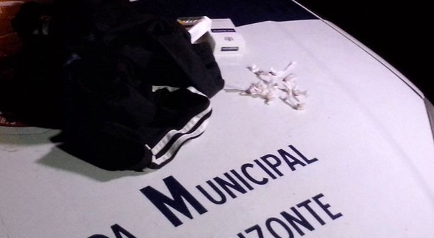 Na fuga, criminosos deixaram para trás uma blusa e dez pedras de crack (Guarda Municipa/Divulgação)