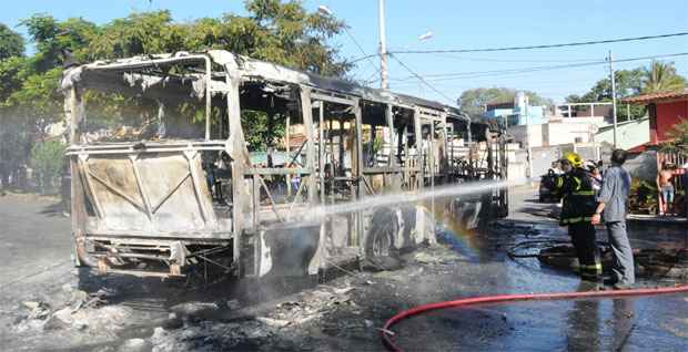 Bombeiros conseguiram apagar o incêndio causado por moradores durante um protesto (Gladyston Rodrigues/EM/DA Press)