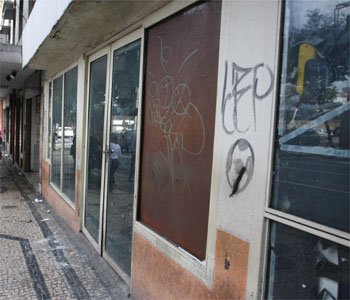 Foto mostra pichação (à direita) feita na madrugada (Edésio Ferreira/EM/DA Press)