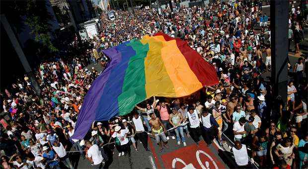 Bandeira do arco-íris é carregada durante a Parada Gay em São Paulo (REUTERS/Nacho Doce ) Bandeira do arco-íris é carregada durante a Parada Gay em São Paulo (REUTERS/Nacho Doce )