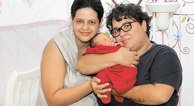 Thaíse e Michelle com a filha em casa: registro civil, para elas, significa o reconhecimento da diversidade das famílias brasileiras (Arquivo Pessoal) Thaíse e Michelle com a filha em casa: registro civil, para elas, significa o reconhecimento da diversidade das famílias brasileiras (Arquivo Pessoal)