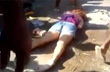 Mulher foi socorrida depois de ser espancada, mas não resistiu aos ferimentos (Reprodução/Youtube.com) Mulher foi socorrida depois de ser espancada, mas não resistiu aos ferimentos (Reprodução/Youtube.com)