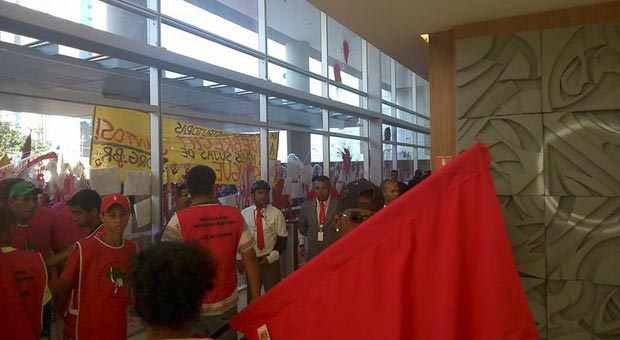 Cerca de 150 manifestante ocuparam e picharam a sede da Odebrecht (Beatriz Pasqualino/Radioagência Nacional) Cerca de 150 manifestante ocuparam e picharam a sede da Odebrecht (Beatriz Pasqualino/Radioagência Nacional)