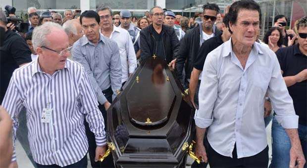 Amigos e familiares durante o enterro de Jair Rodrigues em São Paulo (Caio Duran / AgNews)