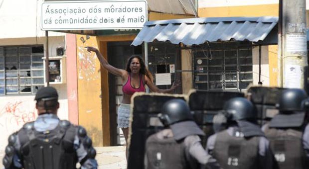 Cerca de 5.000 pessoas ocuparam o terreno da Oi. A ação de reintegração de posse foi marcada por confronto (Tomaz Silva/Agência Brasil) Cerca de 5.000 pessoas ocuparam o terreno da Oi. A ação de reintegração de posse foi marcada por confronto (Tomaz Silva/Agência Brasil)