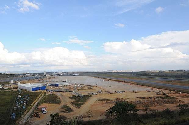 Segundo a Infraero, a obra do pátio de aeronaves, que deve mais que triplicar o espaço disponível para aviões (de 113 mil para 369 mil metros quadrados), deve ser entregue em 31 de maio (Gladyston Rodrigues/EM/D.A Press)