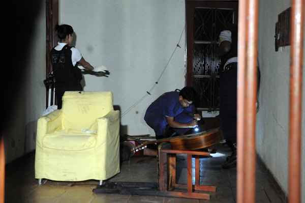 Peritos da polícia investigam um dos cômodos da casa onde ocorreu o crime: em estado de choque, pais foram levados ao hospital (Bruno Peres/CB/DA Press) Peritos da polícia investigam um dos cômodos da casa onde ocorreu o crime: em estado de choque, pais foram levados ao hospital (Bruno Peres/CB/DA Press)
