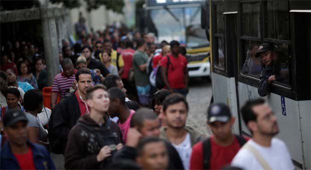 Palco de grandes protestos em 2013, Rio de Janeiro já enfrente greve de motoristas do transporte público e dos professores (REUTERS/Ricardo Moraes ) Palco de grandes protestos em 2013, Rio de Janeiro já enfrente greve de motoristas do transporte público e dos professores (REUTERS/Ricardo Moraes )