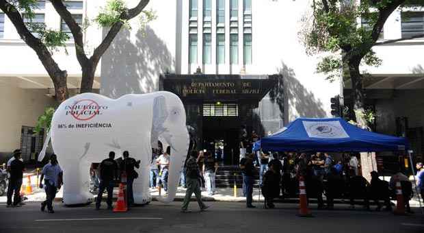 Elefante branco, simbolo dos agentes federais em greves e protestos durante o ano. Durante a copa não pode (Tânia Rêgo/Agência Brasil) Elefante branco, simbolo dos agentes federais em greves e protestos durante o ano. Durante a copa não pode (Tânia Rêgo/Agência Brasil)