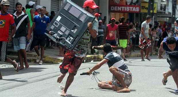 Lojas foram arrombadas e assaltadas em toda a Região Metropolitana do Recife (Allan Torres/Esp. DP/D.A Press)