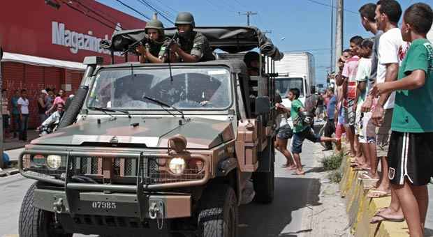 Soldados da Força Nacional fazem patrulha nas ruas de Recife após onda de saques (MICHELE SOUZA/JC Imagem/AFP) Soldados da Força Nacional fazem patrulha nas ruas de Recife após onda de saques (MICHELE SOUZA/JC Imagem/AFP)