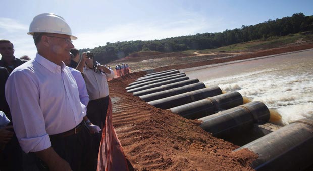 Governador Geraldo Alckmin e delegação observam água bombeada do Jaguari entrar no sistema Cantareira (Rogério Casemiro/Reuters) Governador Geraldo Alckmin e delegação observam água bombeada do Jaguari entrar no sistema Cantareira (Rogério Casemiro/Reuters)