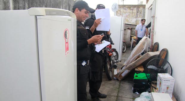 Delegacia lotada com produtos devolvidos de saque (Jo Calazans/Esp. DP/D.A Press) Delegacia lotada com produtos devolvidos de saque (Jo Calazans/Esp. DP/D.A Press)