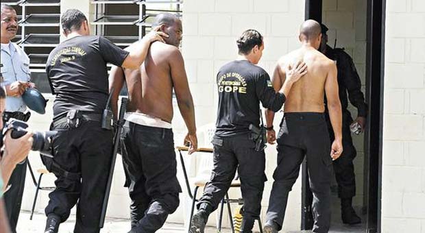 Detentos são transferidos, depois de terem sua exigência atendida (Jorge Henrique/Futura Press/Estadão Conteúdo) Detentos são transferidos, depois de terem sua exigência atendida (Jorge Henrique/Futura Press/Estadão Conteúdo)