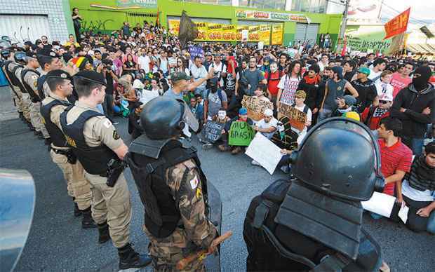 Policiais militares em ação na capital mineira: se vingar a PEC que está para ser votada no Senado, estados terão de reestruturar as forças de segurança pública (Beto Magalhães/EM/D.A Press)