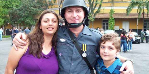 Pai e filho estavam juntos sempre que podiam, o que faz a família não acreditar na versão da polícia (Facebook/Reprodução da Internet - 10/8/13) Pai e filho estavam juntos sempre que podiam, o que faz a família não acreditar na versão da polícia (Facebook/Reprodução da Internet - 10/8/13)