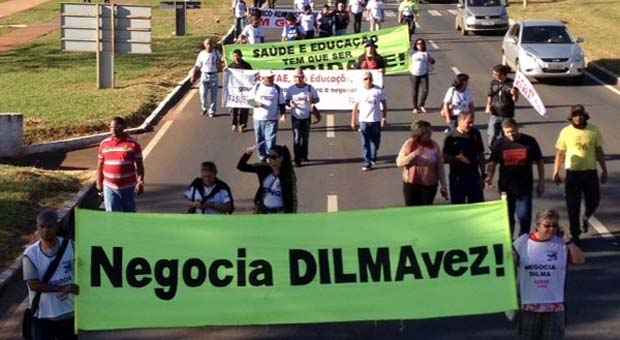 Os funcionários bloquearam a pista com a queima de pneus e objetos e seguiram pela via com faixas (Gustavo Moreno/CB/D.A Press) Os funcionários bloquearam a pista com a queima de pneus e objetos e seguiram pela via com faixas (Gustavo Moreno/CB/D.A Press)