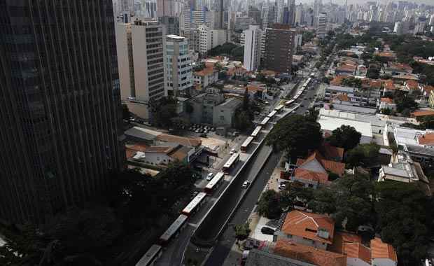 Ônibus de grevistas estacionados na Avenida Rebouças estrangulam o trânsito da maior cidade do país (Nacho Doce/Reuters) Ônibus de grevistas estacionados na Avenida Rebouças estrangulam o trânsito da maior cidade do país (Nacho Doce/Reuters)