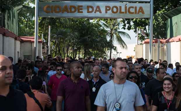 Policiais de movimento grevista agrupados na Cidade da Polícia à espera de resposta por reivindicações (YASUYOSHI CHIBA/AFP) Policiais de movimento grevista agrupados na Cidade da Polícia à espera de resposta por reivindicações (YASUYOSHI CHIBA/AFP)