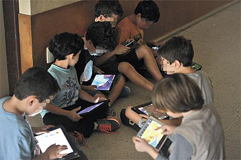 Tablets são liberados no recreio de sexta-feira em escola de BH, que incentiva outros usos que não só o recreativo
 (Leandro Couri/EM DA Press)