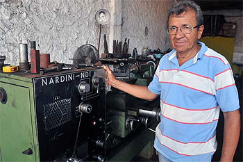 João Batista dos Santos Oliveira, engenheiro mecânico da Uema, decidiu desenvolver uma máquina de fatiar babaçu
(O Imparcial) João Batista dos Santos Oliveira, engenheiro mecânico da Uema, decidiu desenvolver uma máquina de fatiar babaçu
(O Imparcial)