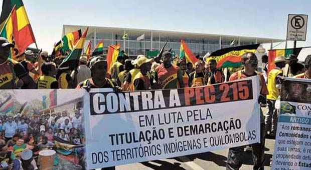 Em mais um dia de protestos na Esplanada, quilombolas ocuparam a Praça dos Três Poderes para cobrar agilidade do governo na demarcação de terras (André Violatti/Esp. CB/D.A Press) Em mais um dia de protestos na Esplanada, quilombolas ocuparam a Praça dos Três Poderes para cobrar agilidade do governo na demarcação de terras (André Violatti/Esp. CB/D.A Press)