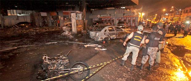 Fogo destruiu posto de gasolina, apesar do dano nenhuma pessoa se feriu (Roberto Ramos/DP/D.A Press) Fogo destruiu posto de gasolina, apesar do dano nenhuma pessoa se feriu (Roberto Ramos/DP/D.A Press)