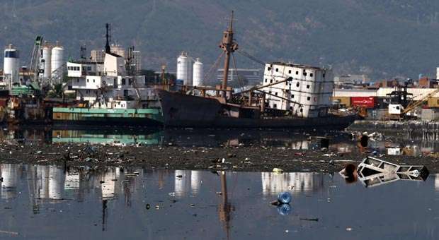 Navios velhos e muita poluição na Baía de Guanabara (Sergio Moraes/Reuters) Navios velhos e muita poluição na Baía de Guanabara (Sergio Moraes/Reuters)