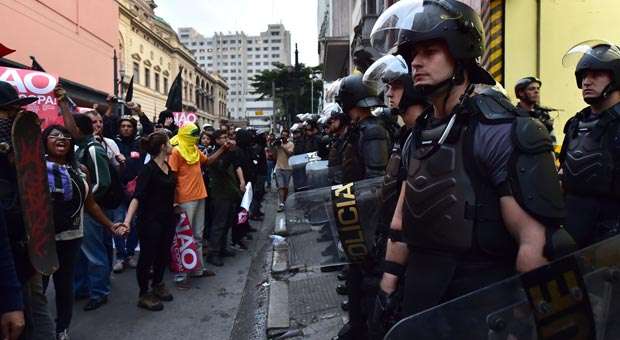 Tropa de choque acompanha protesto em São Paulo nesse sábado (NELSON ALMEIDA/AFP) Tropa de choque acompanha protesto em São Paulo nesse sábado (NELSON ALMEIDA/AFP)