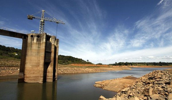 Vista da captação de água do sistema de abastecimento de água Cantareira em Jaguari, em fevereiro deste ano. Presidente da Agência Nacional de Águas disse nesta quarta-feira (4/6) que situação do sistema ainda é dramática (Paulo Whitaker/Reuters) Vista da captação de água do sistema de abastecimento de água Cantareira em Jaguari, em fevereiro deste ano. Presidente da Agência Nacional de Águas disse nesta quarta-feira (4/6) que situação do sistema ainda é dramática (Paulo Whitaker/Reuters)